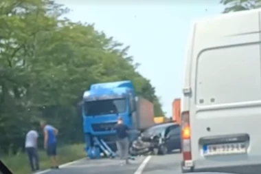 PRVI SNIMAK STRAVIČNE NESREĆE NA IBARSKOJ MAGISTRALI: Automobil SMRSKAN, mladić POGINUO u udesu (VIDEO)
