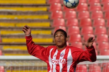 OVO SE RETKO VIĐA: Nekadašnji Zvezdin Brazilac pokazao talenat za boks na fudbalskoj utakmici! (VIDEO)