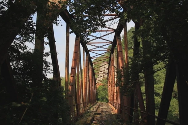 MOST SVAKOG TRENUTKA PRETI DA SE SRUŠI, GRAĐANI UPOZORENI! Strogo zabranjeno kretanje po njemu, OPASNO JE! (FOTO)