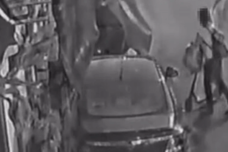 BEOGRAĐANIN SA TERASE UGLEDAO NOGE KOJE VIRE IZ NJEGOVOG AUTA! Kad je sišao nije mogao da veruje šta ŽENA radi! Policija tvrdi da ne postoji osnov za prijavu! (VIDEO)