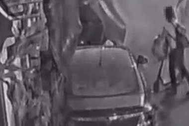 BEOGRAĐANIN SA TERASE UGLEDAO NOGE KOJE VIRE IZ NJEGOVOG AUTA! Kad je sišao nije mogao da veruje šta ŽENA radi! Policija tvrdi da ne postoji osnov za prijavu! (VIDEO)