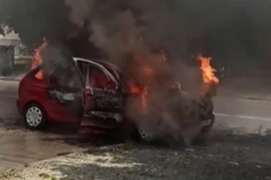 DIM KULJA NA SVE STRANE: Izgoreo automobil u Zemunu (VIDEO)