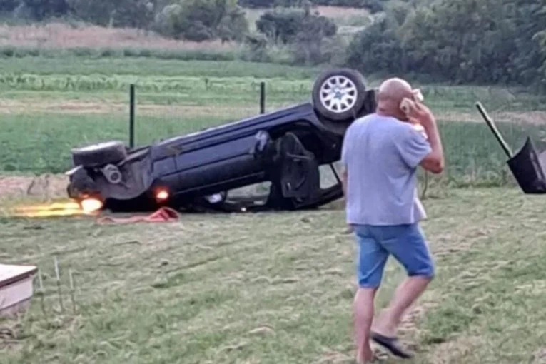 STRAVIČNA NESREĆA KOD TOPOLE: Mladić automobilom uleteo u dvorište i izgubio život! (FOTO)