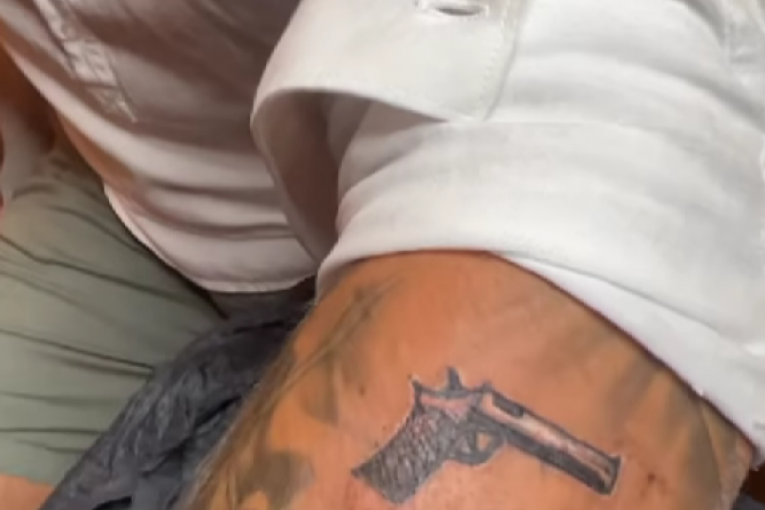 Stefan Karić istetovirao pištolj