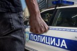 BRUTALNA MASOVNA TUČA U NOVOM PAZARU: Nožem nasrnuo na jednog od mladića - policija HITNO reagovala