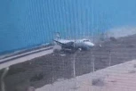 AVION IZLEĆE S PISTE I UDARA U OGRADU AERODROMA: Dramatičan snimak nesreće, letelica PUKLA NA POLA (VIDEO)