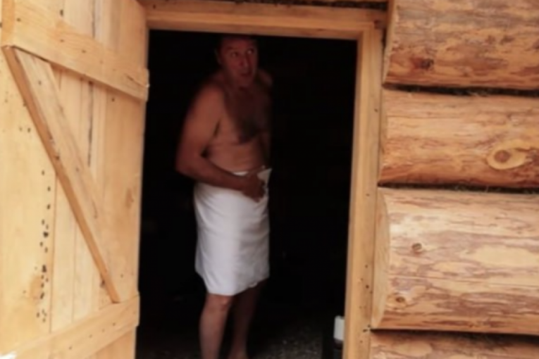 Jovan Memedović skinuo gaće