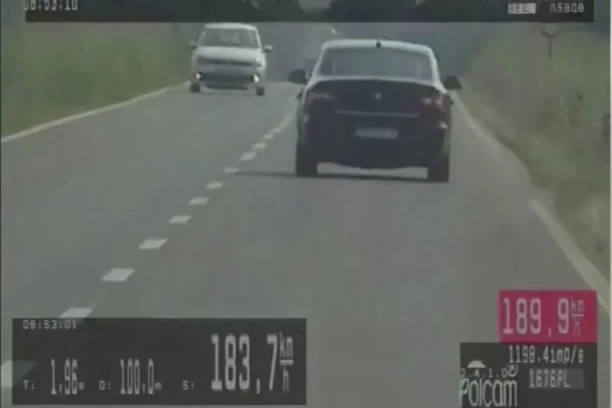 OVAKVO DIVLJANJE JOŠ NISTE VIDELI Pored škole projurio 100 na sat, pa još dodao gas! Skazaljku "zaglavio" na 197! (VIDEO)