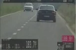 OVAKVO DIVLJANJE JOŠ NISTE VIDELI Pored škole projurio 100 na sat, pa još dodao gas! Skazaljku "zaglavio" na 197! (VIDEO)