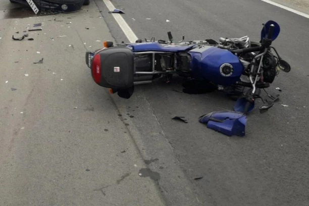 ZASTAVE SPUŠTENE NA POLA KOPLJA: Cela Požega žali za izgubljenim mladim životom - tinejdže pao sa motora, lekari nisu uspeli da ga spasu, danas sahranjen!