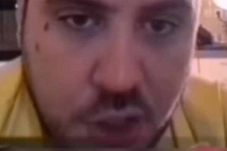 Filip Car pljuje Maju i Takija