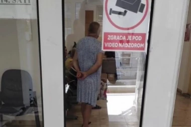 NISU MU DALI DA UĐE U ŠORCU: Muškarac iz Mostara je onda uradio nešto zbog čega GORE društvene mreže - obukao je HALJINU!