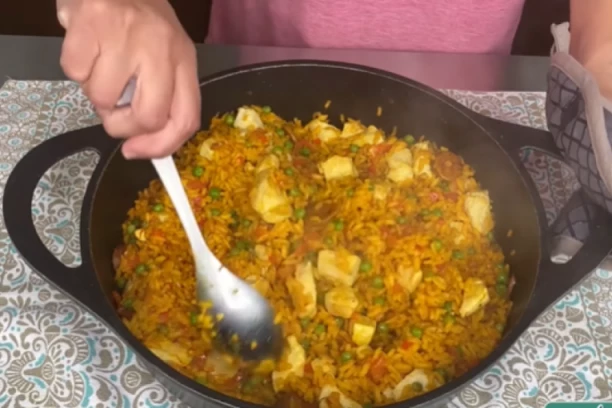 RECEPT ZA PAELJU: Špansko TRADIONALNO jelo sa dodatkom piletine, oduševiće sve ali i vaš NOVČANIK jer je prejeftino!