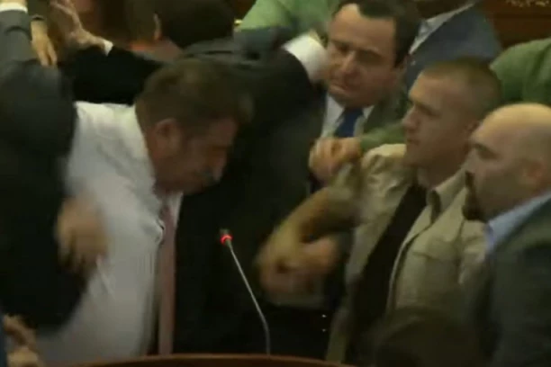 OTKRIVENO KAKO SE SVE DOGODILO! Evo ko je inicijator HAOSA U PRIŠTINI - poruka koja je digla celu skupštinu na noge!