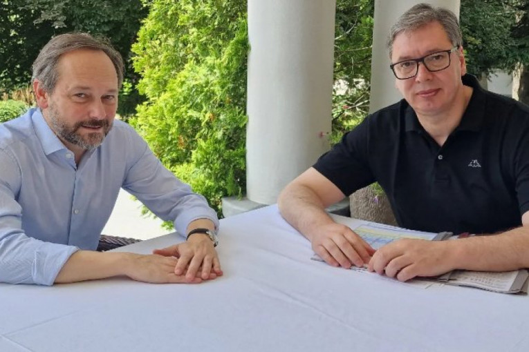 VUČIĆ NA RADNOM RUČKU SA ŽIOFREOM: Razgovarali smo o značajnim pitanjima za evropski put Srbije (FOTO)