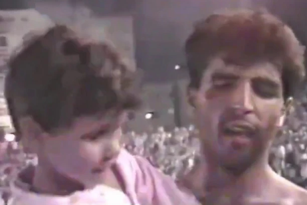 PREPOZNAJETE LI DEČAKA SA SLIKE? Nadmašio je slavnog strica, koji ga drži u naručju! Postao je VELIKI šampion! (VIDEO)