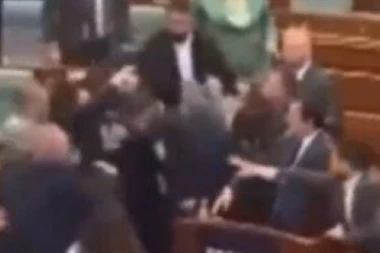 KUKAVICA BEZ OBRAZA! OVAKAV ČOVEK DA VRŠI POGROM SRBA NA SVETOJ ZEMLJI NAŠIH PREDAKA?! Pravi pokazatelj koliko ga sunarodnici PREZIRU - pogledajte napad na Kurtija iz drugog ugla!