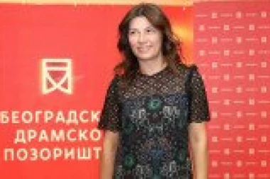 ZANOSNA GLUMICA U NIKAD IZAZOVNIJEM IZDANJU: Milena blista u cvenoj svili i golih leđa, a njen osmeh govori koliko uživa (FOTO+VIDEO)