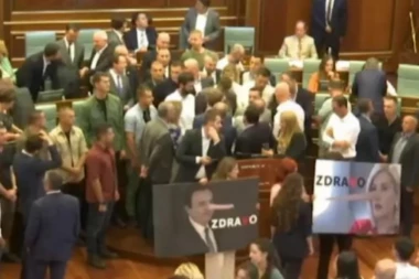 KURTIJA GAĐALI FLAŠOM! Branili ga kišobranom! Ponovo HAOS u kosovskoj Skupštini! (VIDEO)