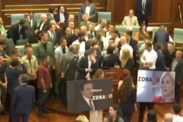 KURTIJA GAĐALI FLAŠOM! Branili ga kišobranom! Ponovo HAOS u kosovskoj Skupštini! (VIDEO)