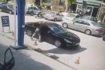 Pokušao da udari vozača lancem, ovaj ga upucao iz automobila! Pogledajte snimak STRAVIČNOG UBISTVA na pumpi u Solunu! (UZNEMIRUJUĆI VIDEO)