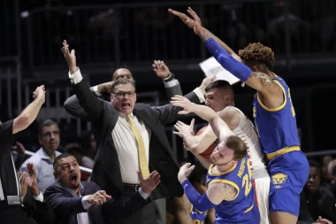 ŽESTOKA RASPRAVA! Najavljen da STIŽE na Mali Kalemegdan, BRUTALNO PONIZIO novinara, pa doveo OGORČENE delije do LUDILA! (FOTO)