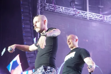 NOVI SKANDAL POPULARNIH REPERA: Na sceni simulirali odnose i pokazivali srednji prst, publika zgrožena! (FOTO)