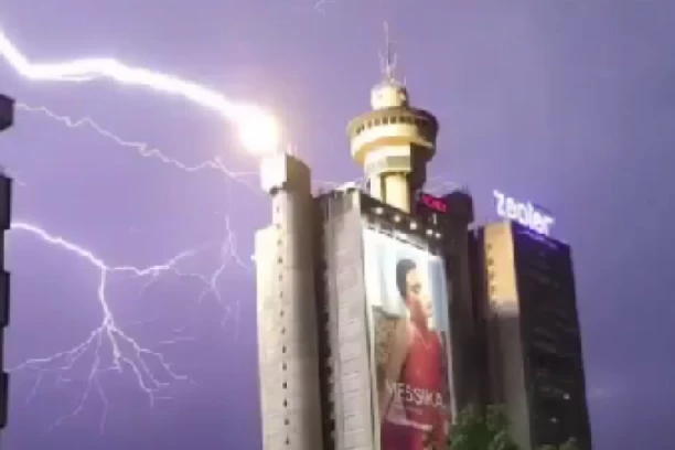 NEBO SE OTVORILO NAD KULOM GENEKS! Grom direktno udario u istorijsku zgradu - sablasne scene kao da je sam Ilija Gromovnik gađao! (VIDEO)