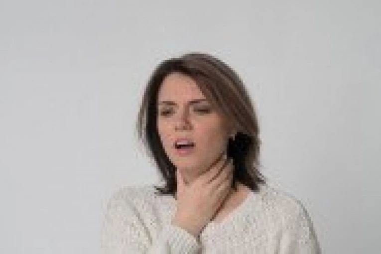 GUBITAK ESTROGENA UTIČE I NA GLAS: Žene u menopauzi obrate pažnju na promuklost i simptome koji mogu da ukazuju i na zlokobnu bolest