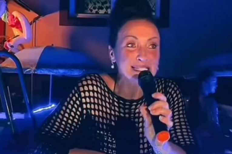 Slađa Delibašić peva u bazenu