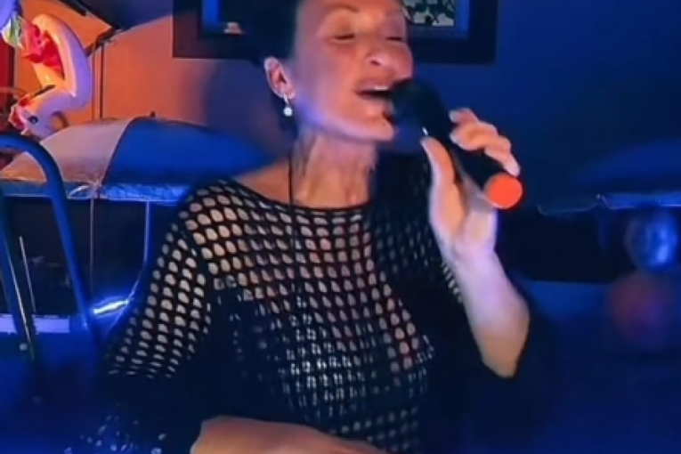 Slađa Delibašić peva u bazenu