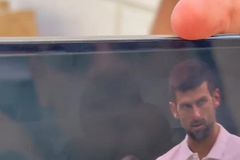 Saška Veselinov i Đorđe Đoković gledaju Noletov meč