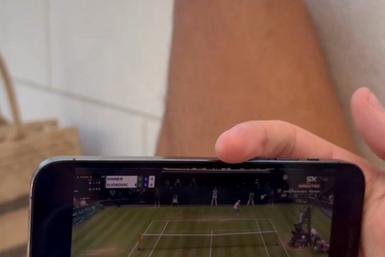 Saška Veselinov i Đorđe Đoković gledaju Noletov meč