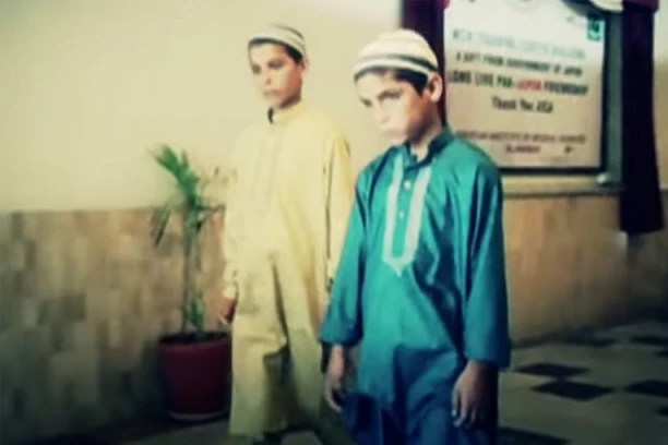 Braća  su danju zdrava i aktivna deca! Ali, noću se pretvaraju u nešto što NIJEDAN LEKAR NE MOŽE DA OBJASNI! (VIDEO)