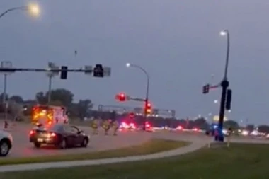 ZAPUCAO NA POLICIJU NASRED ULICE PUNE LJUDI: Jedan policajac ubijen, dvojica teško ranjena u pucnjavi u Severnoj Dakoti NAPADAČ UBIJEN