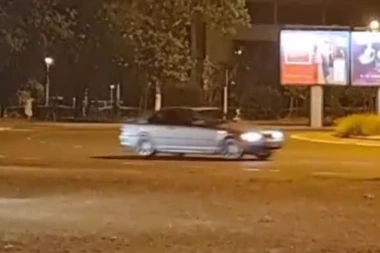 DIVLJAO PO NOVOM BEOGRADU, PA SE ZAKUCAO U SAOBRAĆAJNI ZNAK! Građani kivni na bahatog vozača: MOGAO JE NEKOGA UBITI!