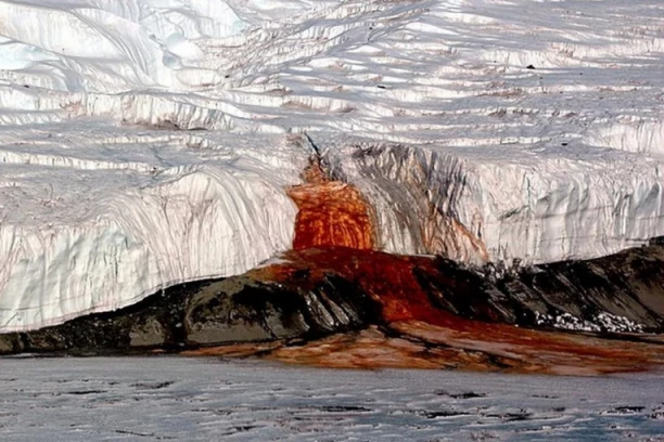 KRVAVI GLEČER SA ANTARKTIKA PROGANJAO NAUČNIKE: Nakon 100 godina rešili misteriju, evo šta uzrokuje njihov JEZIVI izgled! (FOTO)