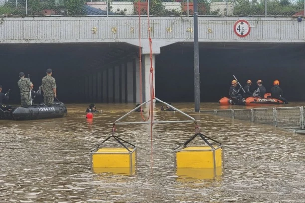 NISU IMALI VREMENA DA POBEGNU, BUJICA JE DOŠLA PREBRZO: Vozači i putnici ostali zarobljeni u poplavljenom tunelu, DO SADA IZVUČENO 7 TELA