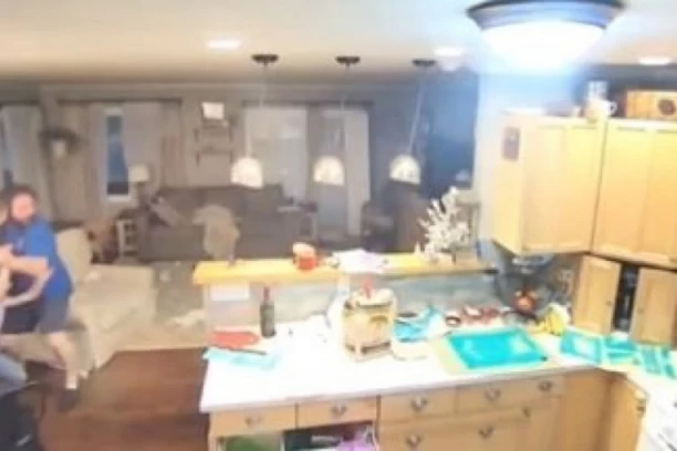 DRAMATIČAN SNIMAK ZEMLJOTRESA NA ALJASCI: Otac je prvo pomislio da nije ništa strašno, onda ga je uhvatila PANIKA, s njim su u sobi bile dve male ćerke (VIDEO)