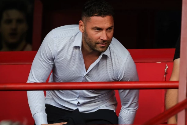 DUŠKO TOŠIĆ UHVAĆEN SA KARLEUŠINOM KOLEGINICOM! Nije skidao osmeh s lica, slika obišla društvene mreže! (FOTO)