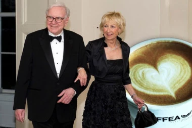 TEŠKE CICIJE! Žena milijardera napravila skandal zbog kafe od 4 dolara - bez blama sakupljaju kupone za popuste