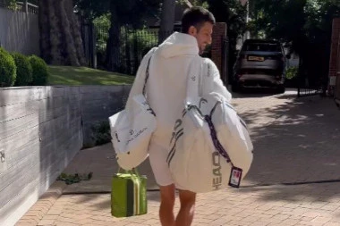 NOVAK ISPOŠTOVAO STARI SRPSKI OBIČAJ! Evo kako je Jelena Đoković ISPRATILA muža na finale Vimbldona! (VIDEO)