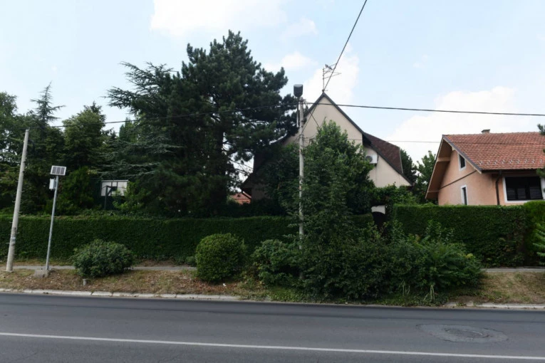 "ZAKLJUČALI SE I NE OTVARAJU"! Detalji stravičnog zločina u Zemunu: Policija upala kroz prozor, zatekla horor!