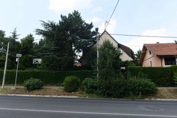 "ZAKLJUČALI SE I NE OTVARAJU"! Detalji stravičnog zločina u Zemunu: Policija upala kroz prozor, zatekla horor!