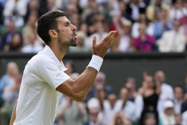 NOVAK OSVOJIO SET, PA POSLAO POLJUBAC NAVIJAČIMA! Navijači u DELIRIJUMU! Đokovićev gest ODUPEVIO mnoge asove!