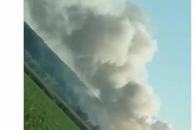 BUKTI POŽAR NA DEPONIJI KOD SREMSKE MITROVICE! Vatrogasci hitno intervenisali, na terenu i bageristi (VIDEO)