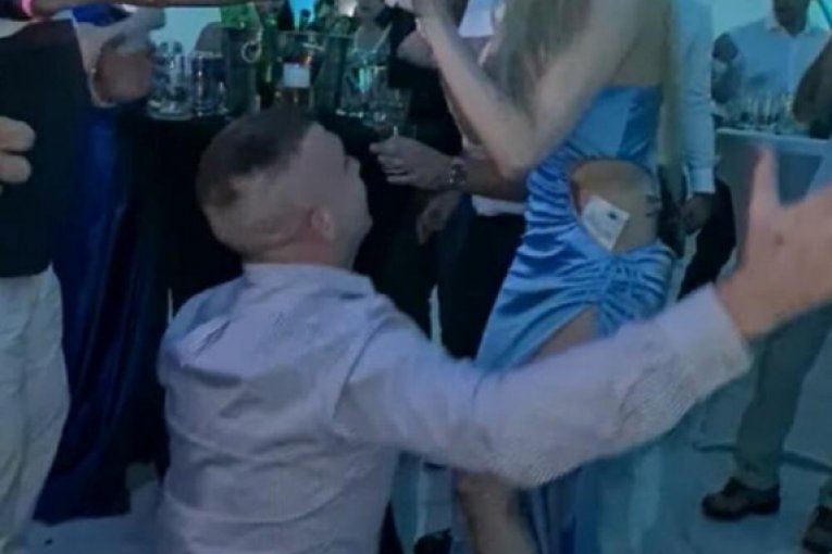 Rada Manojlović peva