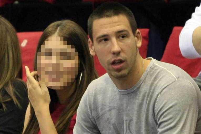 "NIJE IMAO NAMERU DA ME UDARI TAKO JAKO": Supruga Vuka Radivojevića promenila priču - evo šta je tražila od policije!