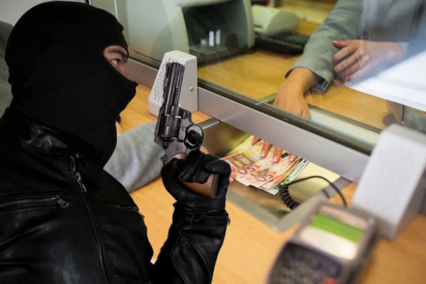 POKUŠAJ PLJAČKE U MENJAČNICI NA VRAČARU: Uhapšeni muškarci zbog razbojništva!