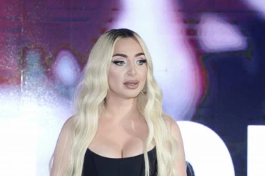 OVO ĆE VAS RASPLAKATI: Maja Berović prvi put pokazala NASLEDNIKA Lava - pozirali zajedno za Božić, svi se RAZNEŽILI! (FOTO)